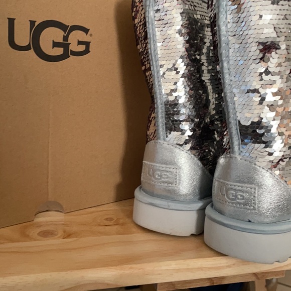 UGG - Picture 2 of 5